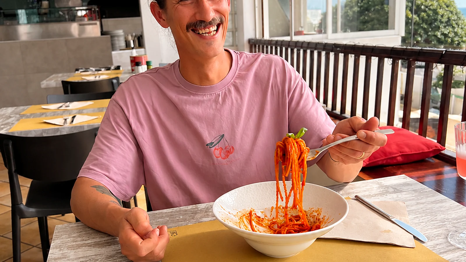 Cliente disfrutando de pasta italiana