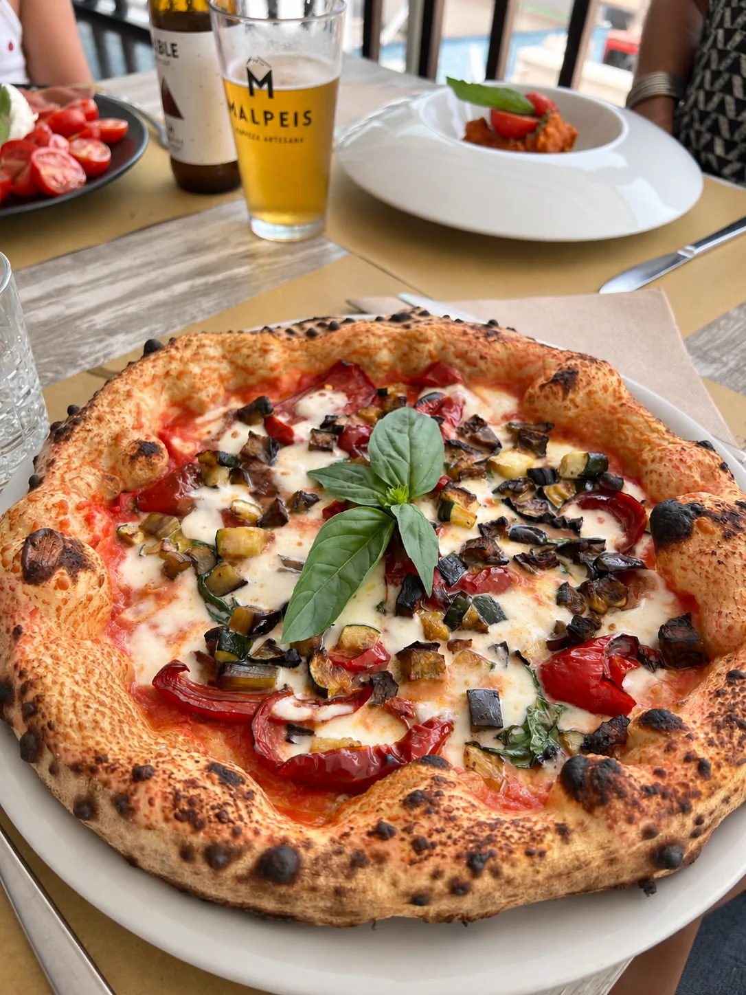 Pizza artesanal estilo napolitano La Lanterna